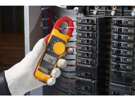 Fluke 302+ Digital Clamp Meter – Compact and Reliable Electrical Testing